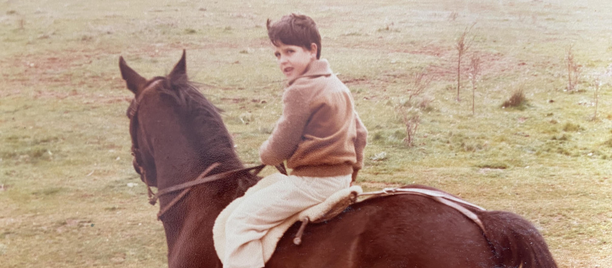 Montar a caballo fue una de nuestras pasiones desde la infancia. Javier a lomos de "Manolo".
