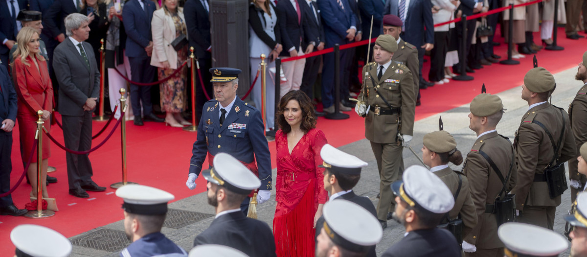 La presidenta de la Comunidad de Madrid, Isabel Díaz Ayuso, en la parada militar del Dos de Mayo de 2024