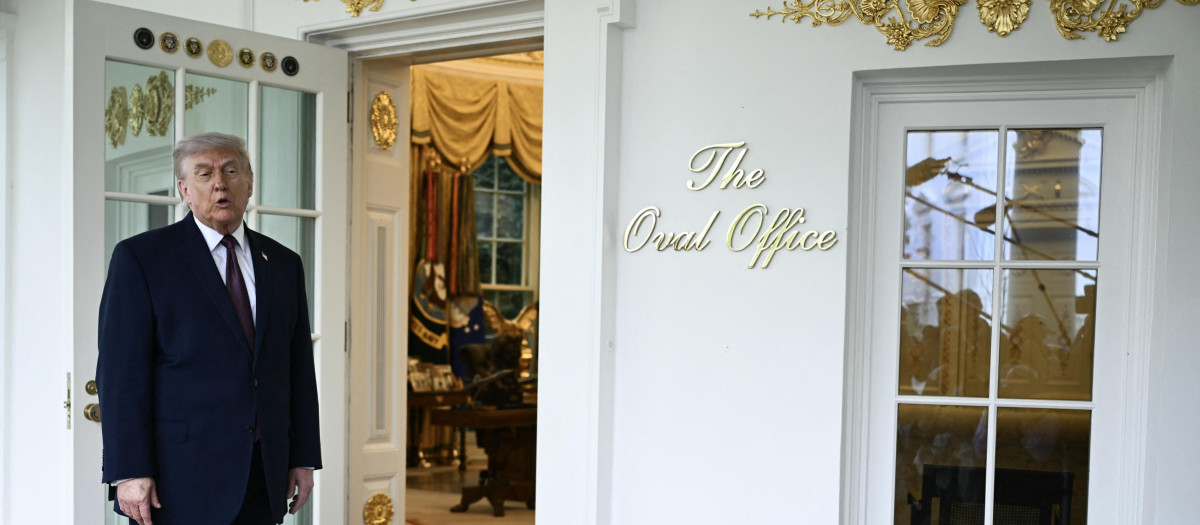 El presidente estadounidense Donald Trump habla con la prensa frente al Despacho Oval en la Casa Blanca, en Washington, D.C.,