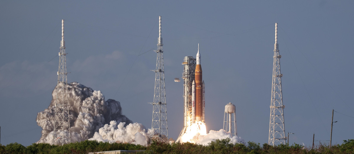 El cohete Space Launch System que transporta la cápsula Orión para la misión Artemis II despega desde la plataforma de lanzamiento 39B del Centro Espacial Kennedy