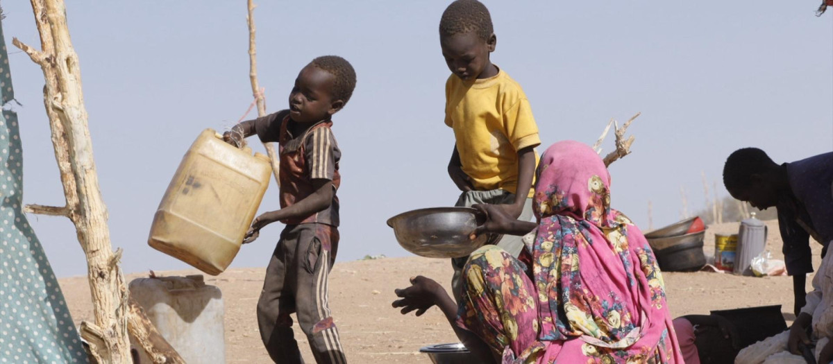 (Foto de ARCHIVO)
EL FASHER (SUDAN), July 11, 2025  -- Children help to prepare food at a displacement camp in El Fasher, North Darfur region, Sudan, on July 9, 2025. The United Nations Children's Fund (UNICEF) said Friday that the number of children suffering from severe acute malnutrition (SAM) in Sudan's North Darfur region has doubled as a result of the country's ongoing military conflict.

Europa Press/Contacto/UNICEF
12/7/2025