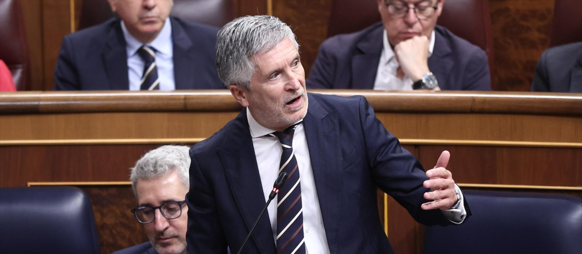 El ministro de Interior, Fernando Grande Marlaska, durante un pleno en el Congreso de los Diputados, a 15 de abril de 2026, en Madrid (España). Pleno de control al Gobierno con preguntas e interpelaciones de la oposición centradas en corrupción, gestión de la crisis en Oriente Medio y política económica. El orden del día incluye además el debate y votación de dictámenes de la Comisión de Asuntos Exteriores sobre convenios internacionales firmados recientemente por España.

Eduardo Parra / Europa Press
15/4/2026
