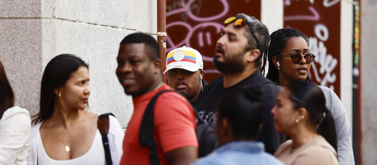 Colas de inmigrantes en el Consulado de Colombia este miércoles en Madrid.