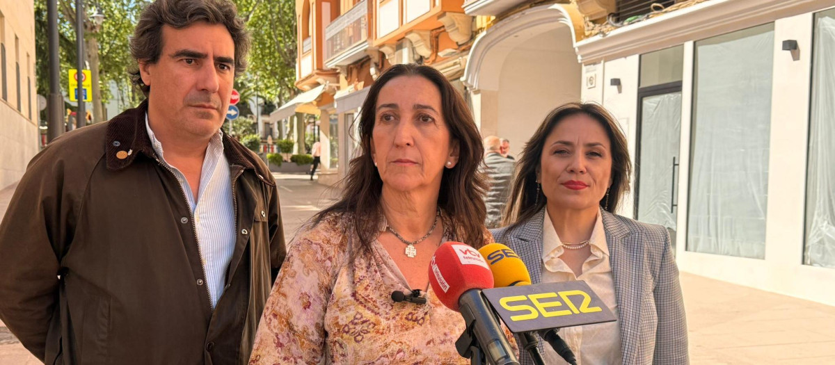 Paula Badanelli, en el centro, en Lucena