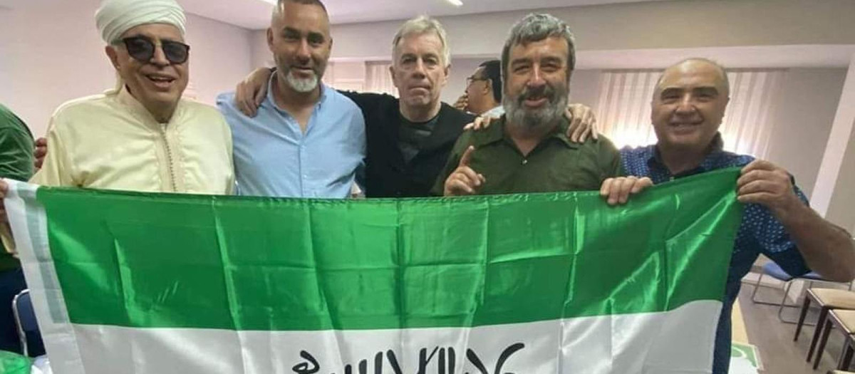 Miembros del Partido Andalusí, entre ellos el nieto de Blas Infante (centro), con una bandera de Andalucía islámica