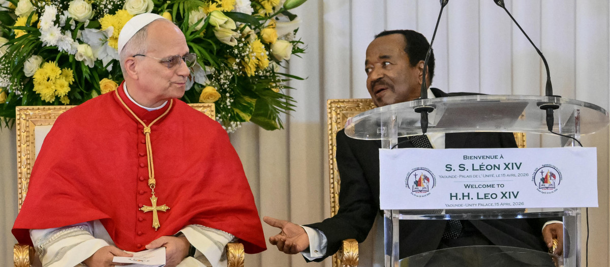 León XIV con el presidente de Camerún, Paul Biya