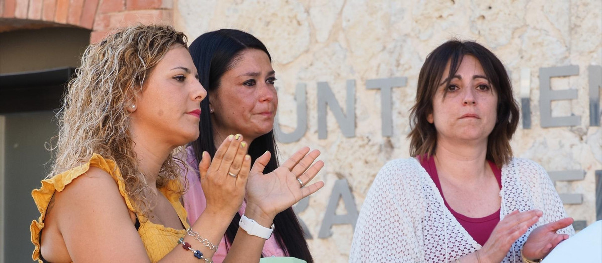 En el centro de la imagen, Inés, la hermana de Esther López, asesinada en Traspinedo