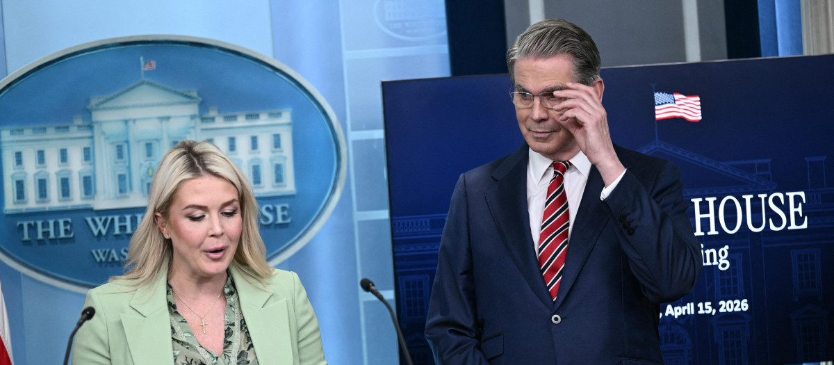 El secretario del Tesoro de Estados Unidos, Scott Bessent, observa mientras la secretaria de prensa de la Casa Blanca, Karoline Leavitt