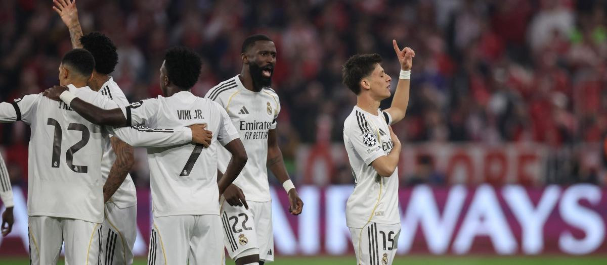 Arda Güler (derecha), número 15, celebra el primer gol