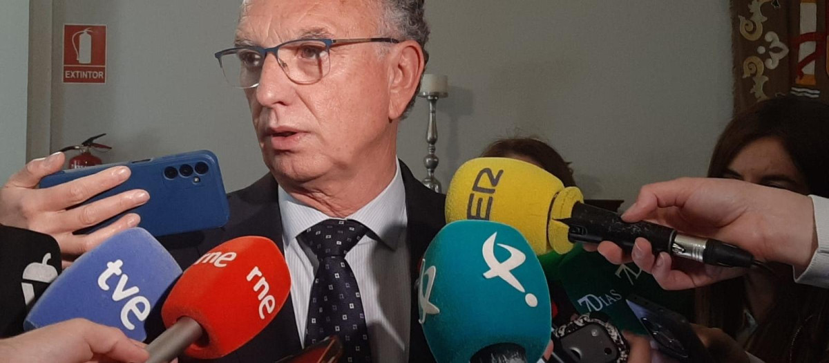 El delegado del Gobierno, José Luis Quintana, atiende a los medios de comunicación en Badajoz.

EUROPA PRESS
16/4/2026