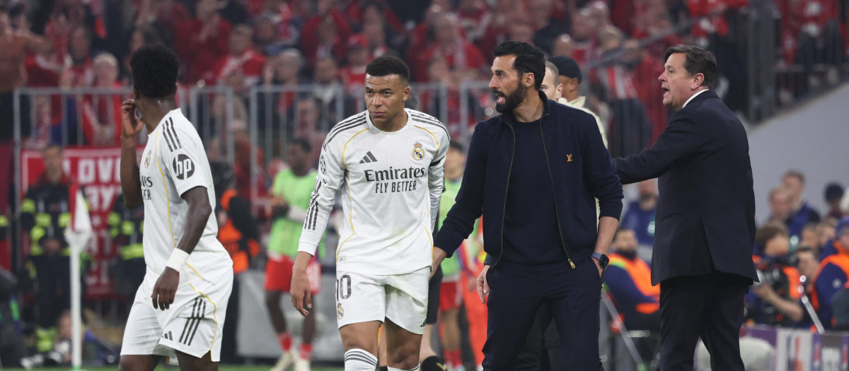 Álvaro Arbeloa, Mbappé y Vinicius, durante el partido en Múnich