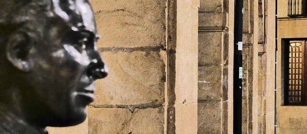 Escultura de Machado en el instituto soriano que lleva su nombre