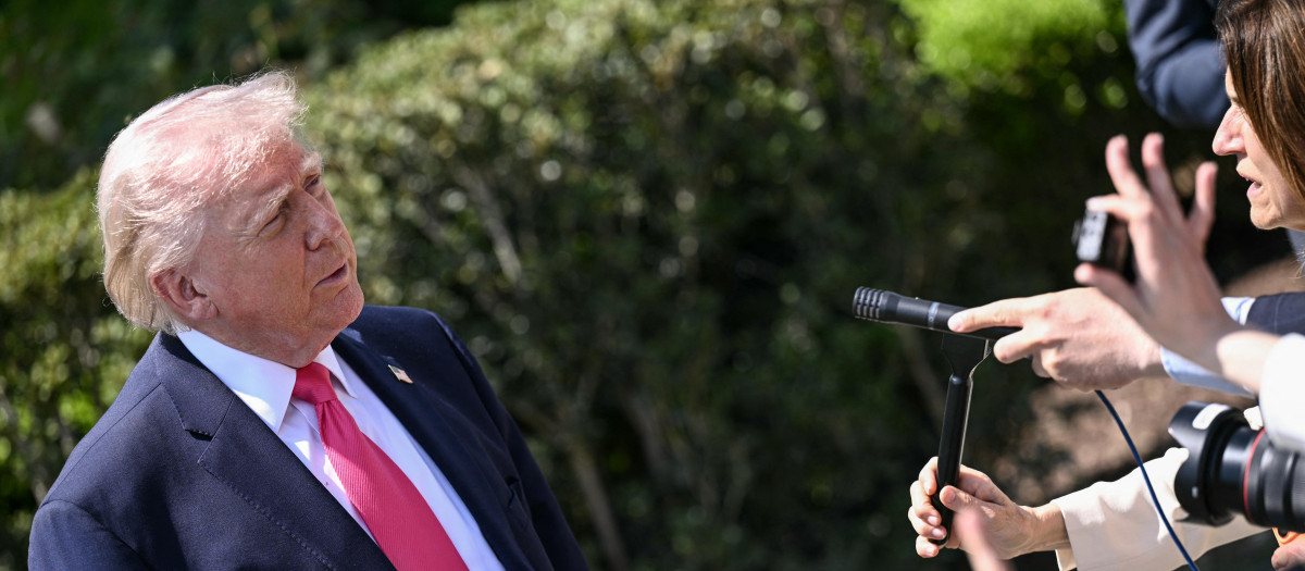 El presidente estadounidense Donald Trump habla con los periodistas antes de dirigirse al helicóptero Marine One al partir del jardín sur de la Casa Blanca en Washington, D.C.,