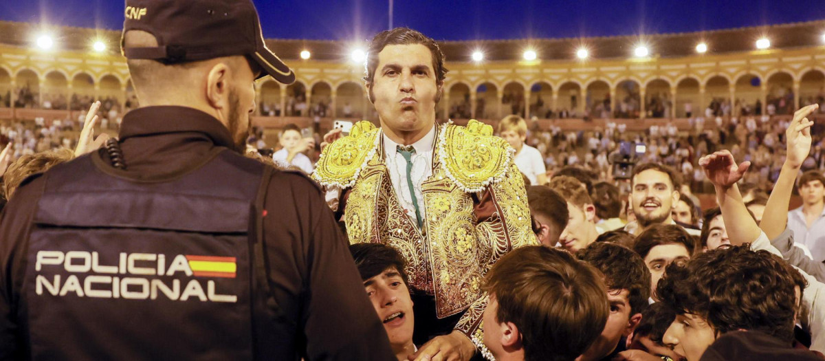 Morante de la Puebla fue sacado a hombros por la Puerta de Cuadrillas de La Maestranza