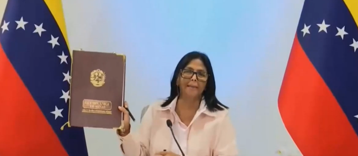 Delcy Rodríguez en el momento de la promulgación de la nueva ley