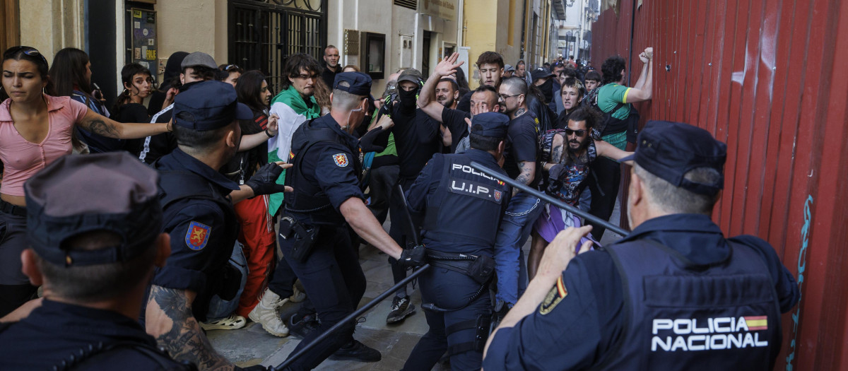 Altercados provocados por una turba 'antifascista' al comienzo del mitin de Vox en Granada
