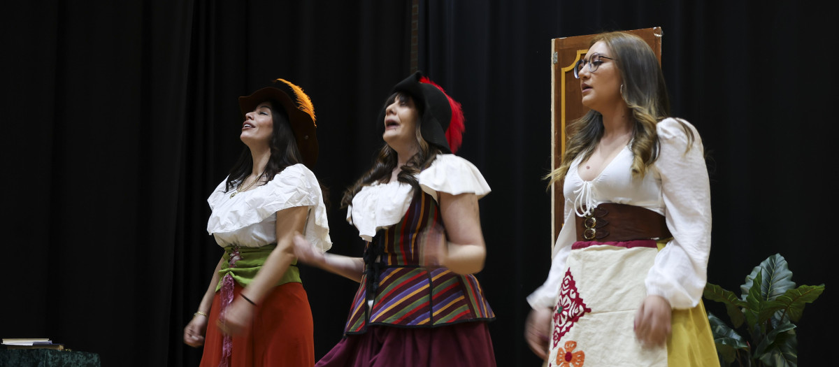 Reclusas y exreclusas en un ensayo de la compañía de teatro