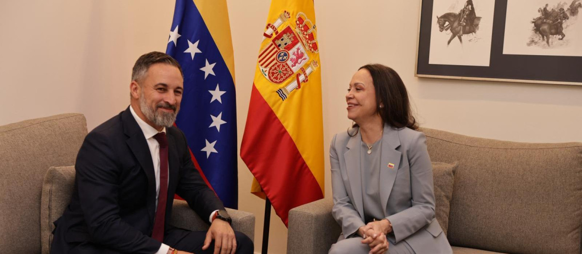 Santiago Abascal con María Corina Machado, en la sede de la Fundación Disenso, en Madrid