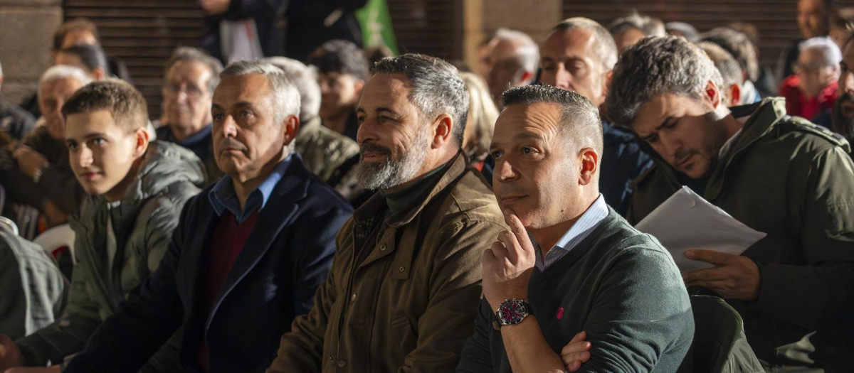 El presidente de Vox, Santiago Abascal, el portavoz en Extremadura, Óscar Fernández, y el diputado autonómico Ángel Pelayo Gordillo