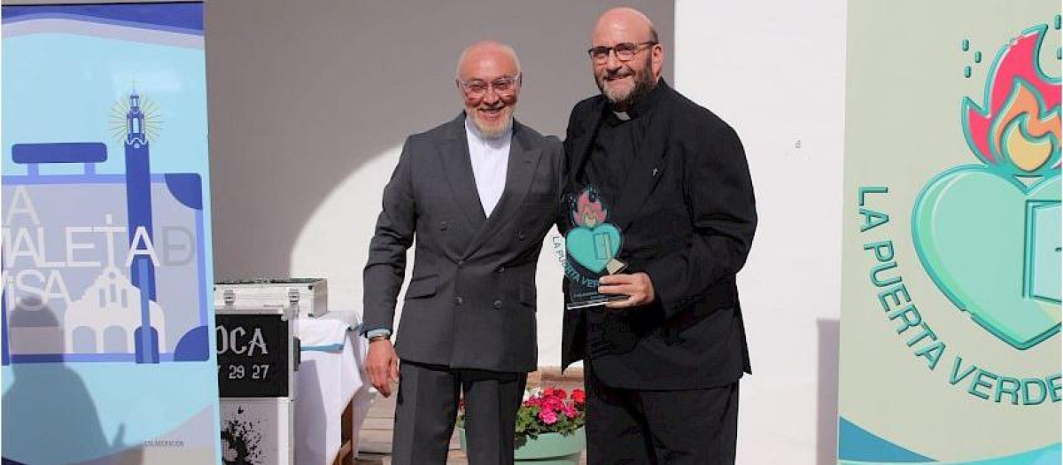 Miguel David Pozo y el padre Tomás Pajuelo en la entrega de premios La Puerta Verde
