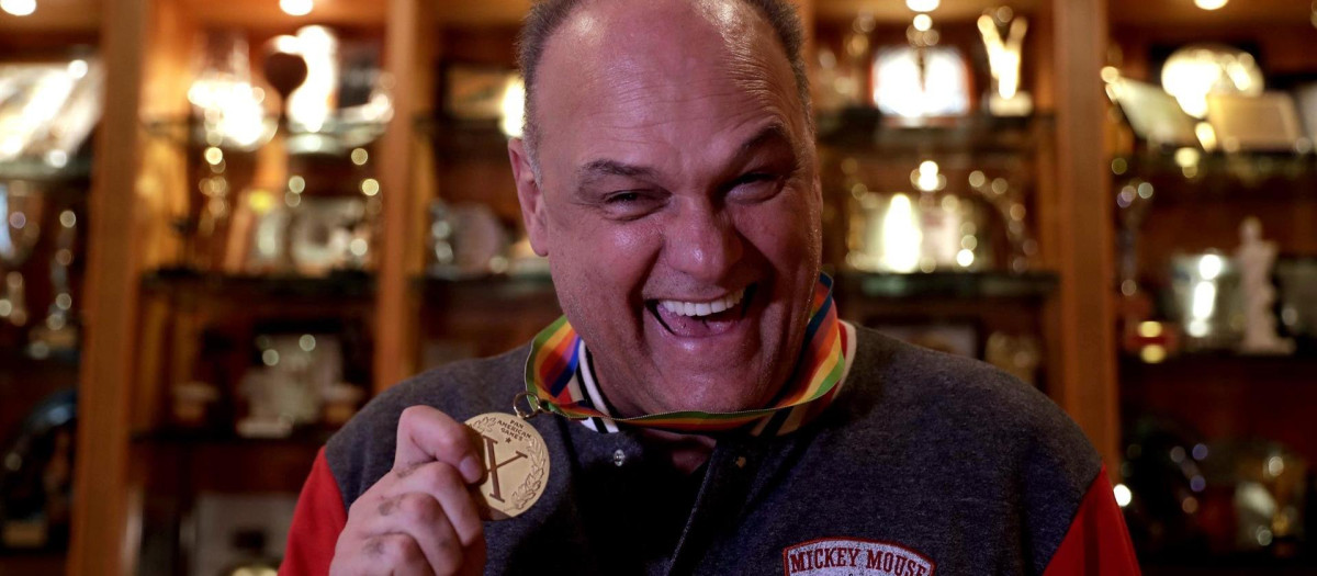 Oscar Schmidt posa durante una entrevista