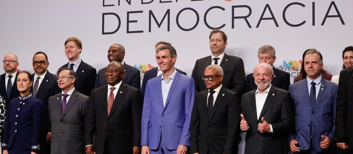 (From L front row) Mexico's President Claudia Sheinbaum, Colombia's President Gustavo Petro, South Africa's President Cyril Ramaphosa, Spain's Prime Minister Pedro Sanchez, Cape Verde's President Jose Maria Neves, Brazilian President Luiz Inacio Lula Da Silva,  and Uruguay's President Yamandu Orsi pose for a family photo at a "Meeting in Defence of Democracy", a meeting of leftist leaders seeking to rally against the threat to democracy from the far right in Barcelona on April 18, 2026. The gathering comes as democratic institutions and values have faced growing threats around the globe from advancing authoritarian and far-right forces in the age of US President Donald Trump. Many of the participants will take part in the first edition of the so-called "Global Progressive Mobilisation" which will be held in the same venue. (Photo by Oscar DEL POZO / AFP)