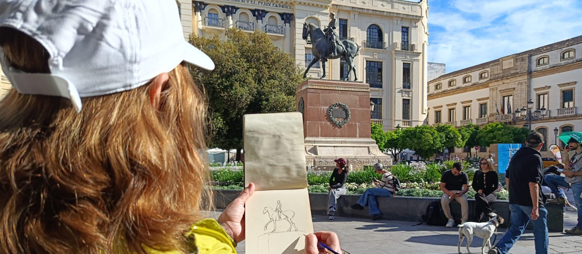 Una dibujante con su boceto del caballo de las Tendillas