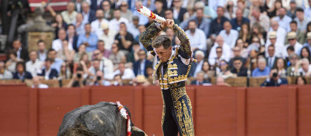 Escribano pone las banderillas a ese mismo toro