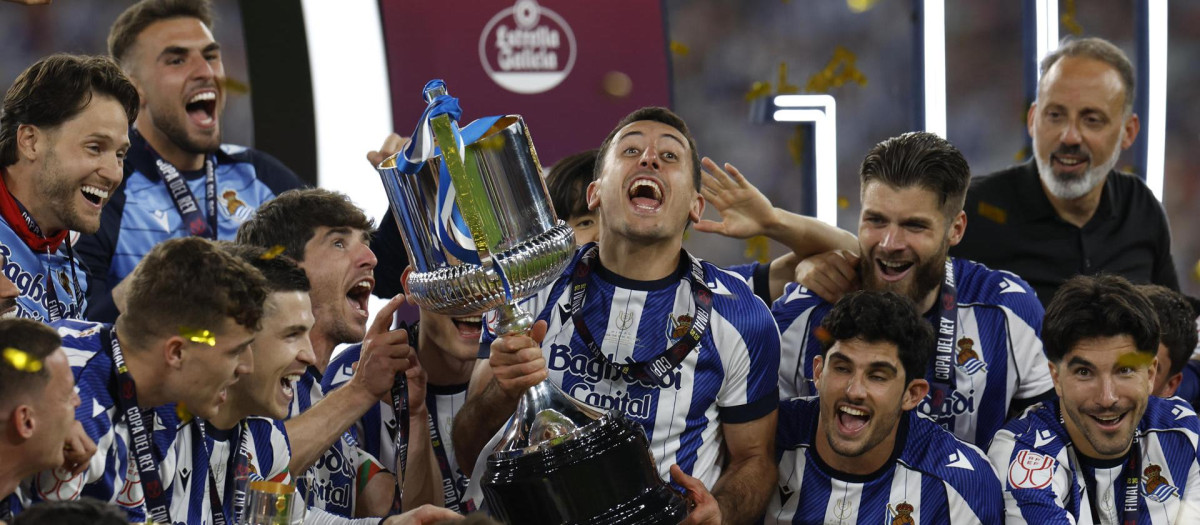 Mikel Oyarzabal (c) y sus compañeros celebran su cuarta Copa del Rey