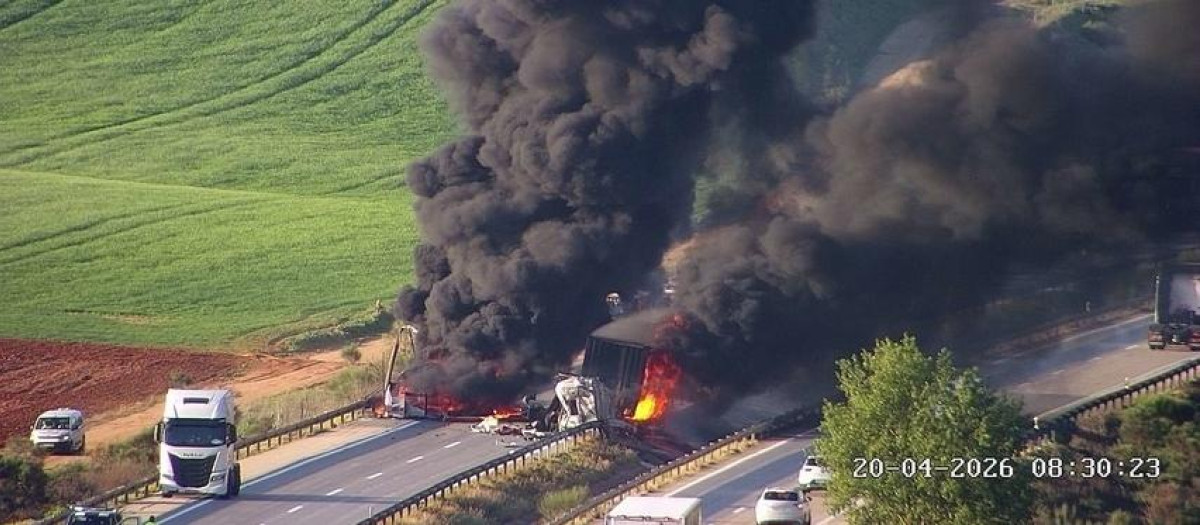 Colisión entre dos camiones que ha causado un incendio en la A-3 en Honrubia.

REMITIDA / HANDOUT por DGT
Fotografía remitida a medios de comunicación exclusivamente para ilustrar la noticia a la que hace referencia la imagen, y citando la procedencia de la imagen en la firma
20/4/2026