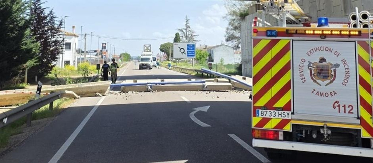 Los pretiles de un puente de la A-66 caen en la N-122 en Zamora sin provocar daños personales