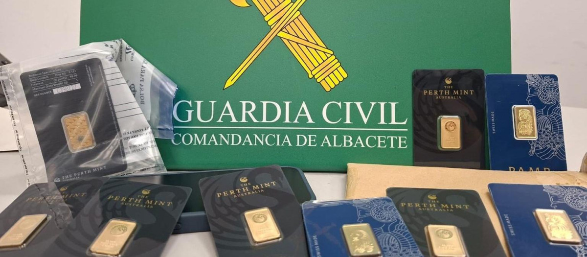 Onzas de oro falsas intervenidas por la Guardia Civil.

REMITIDA / HANDOUT por GUARDIA CIVIL
Fotografía remitida a medios de comunicación exclusivamente para ilustrar la noticia a la que hace referencia la imagen, y citando la procedencia de la imagen en la firma
20/4/2026