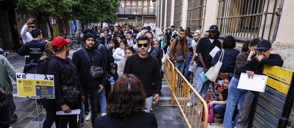 Imagen de la cola de inmigrantes tomada esta mañana en el Padrón del Ayuntamiento de Valencia