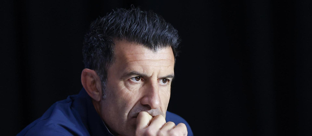 Luis Figo participa en la rueda de prensa convocada antes de la ceremonia de entrega de los Premios Laureus
