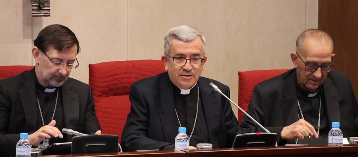 Monseñor Argüello, en el centro, entre los cardenales Cobo y Omella
