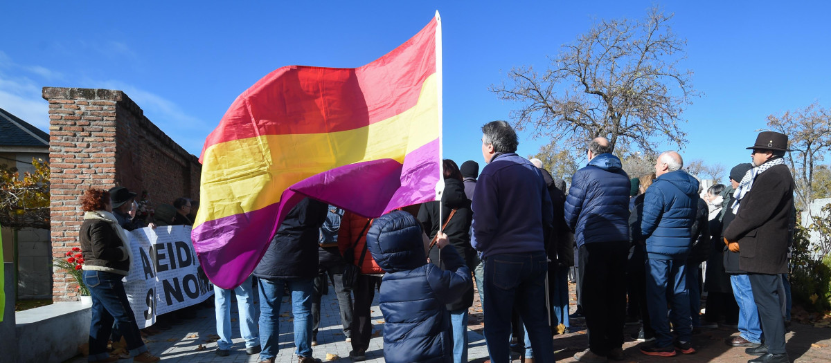 Homenaje a los fusilados en la tapia del cementerio de La Almudena (Foto de archivo)