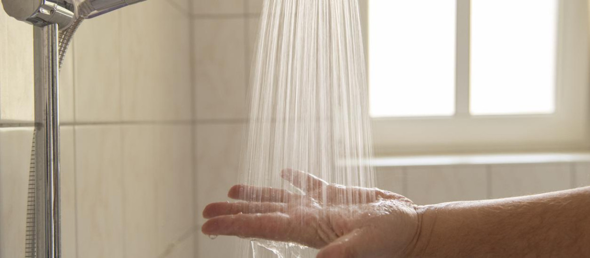 Agua cayendo de una ducha