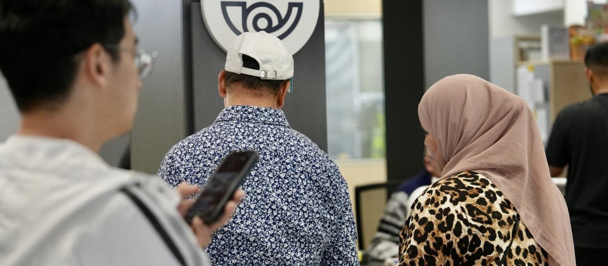 Una oficina de Correos de Valladolid en el primer día para pedir la regularización de inmigrantes ilegales