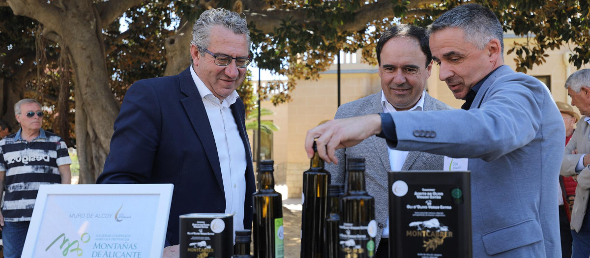 El presidente de la Diputación de Alicante, Toni Pérez y el presidente de la Generalitat Valenciana, Juanfran Pérez Llorca, en la Muestra Olis d’Alacant