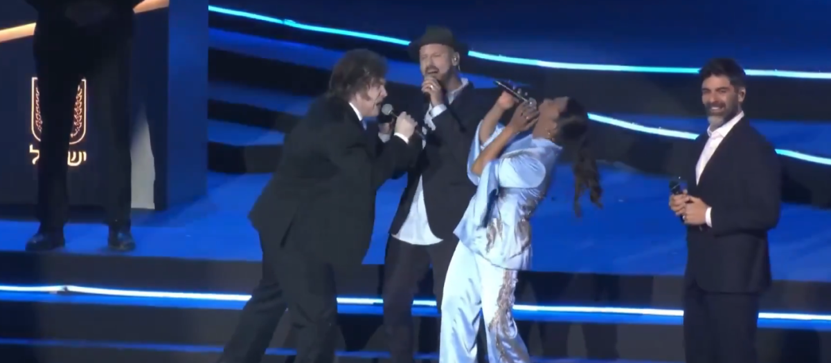 Javier Milei cantando una canción de Nino Bravo