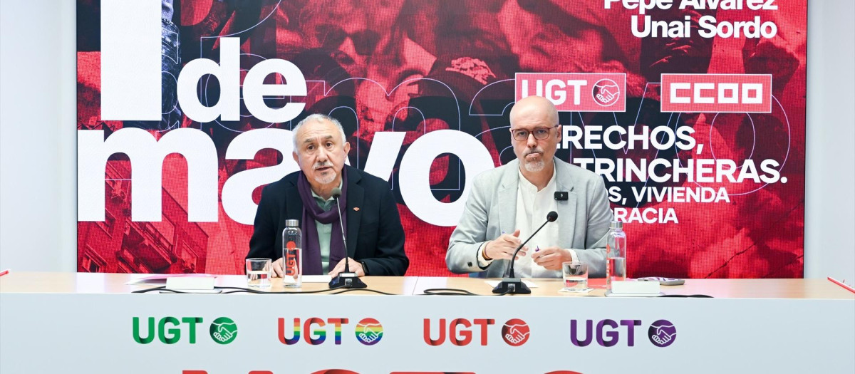 El secretario general de CCOO, Unai Sordo (d), y el secretario general de UGT, Pepe Álvarez (i).