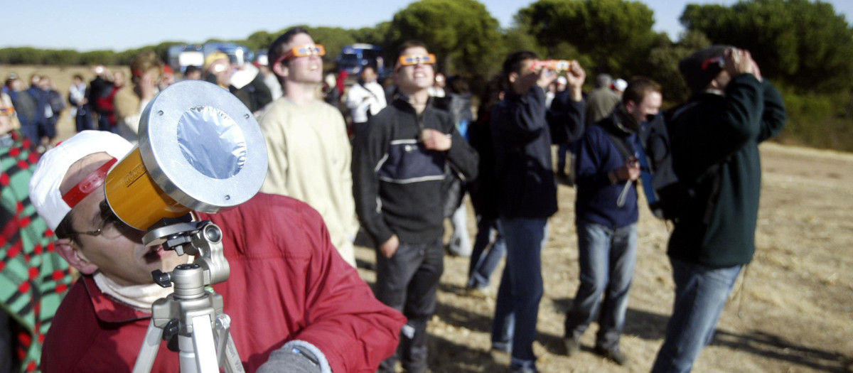 Varias personas observan un eclipse de sol, imagen de archivo