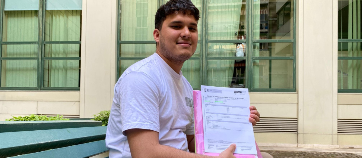 Angelo Enrique, con el resguardo de su solicitud de regularización