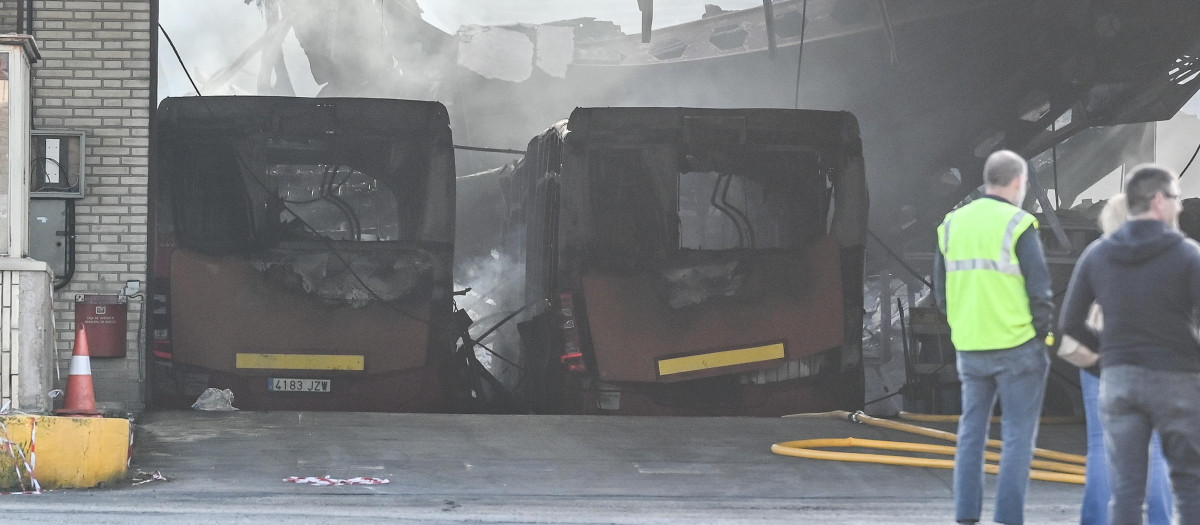 Un incendio ha causado importantes daños en las cocheras municipales de Burgos, con varios vehículos calcinados