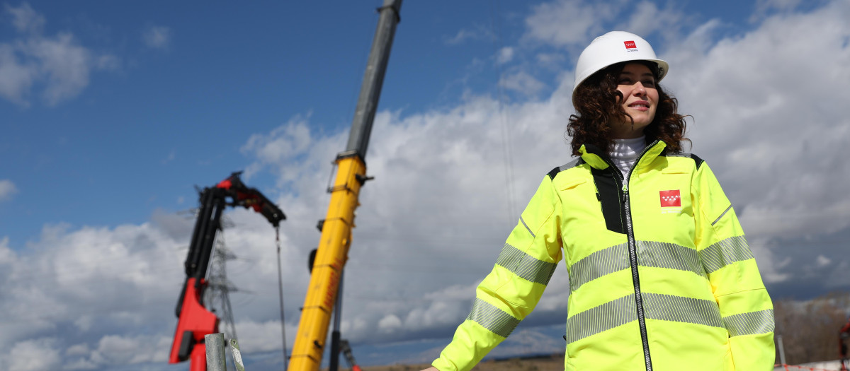 La presidenta de la Comunidad de Madrid, Isabel Díaz Ayuso, visita las obras de edificación y el piso piloto de una de las promociones del Plan Vive del Gobierno regional, en San Sebastián de los Reyes, a 9 de marzo de 2023