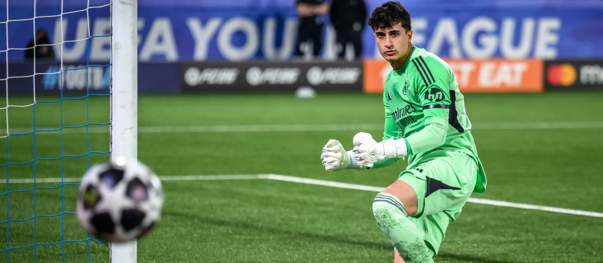 Javi Navarro celebra un penalti parado en la final de la Youth League