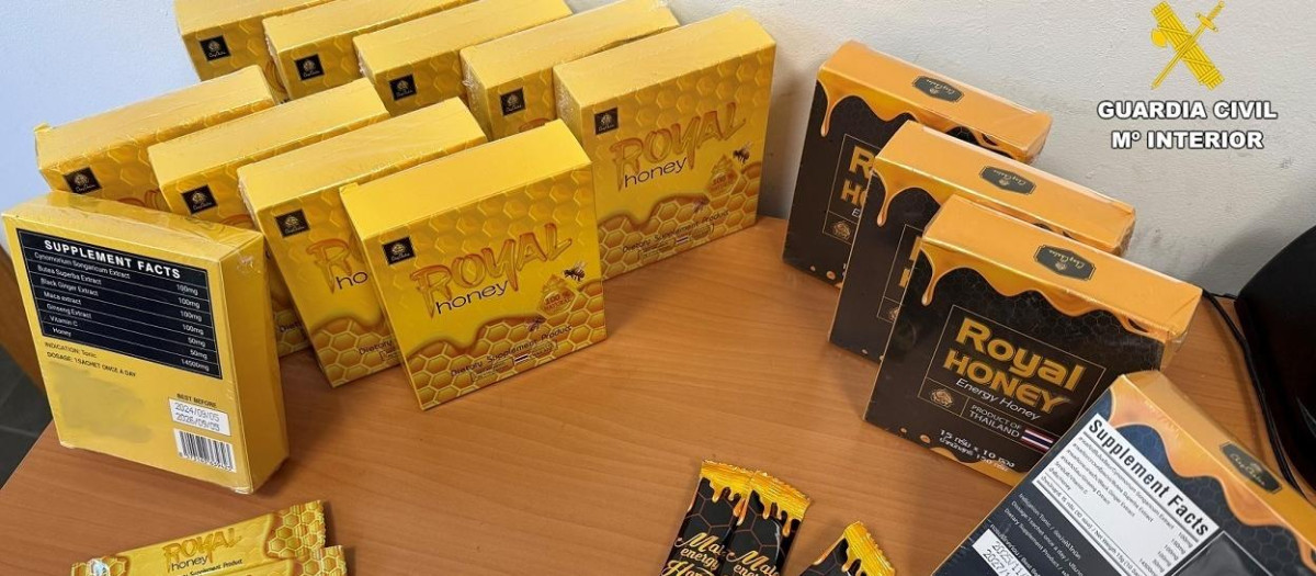 Algunos de los sobres de miel incautados