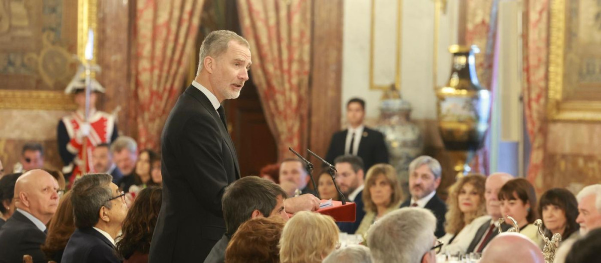 El Rey dirige unas palabras en el almuerzo ofrecido el año pasado al mundo de las Letras