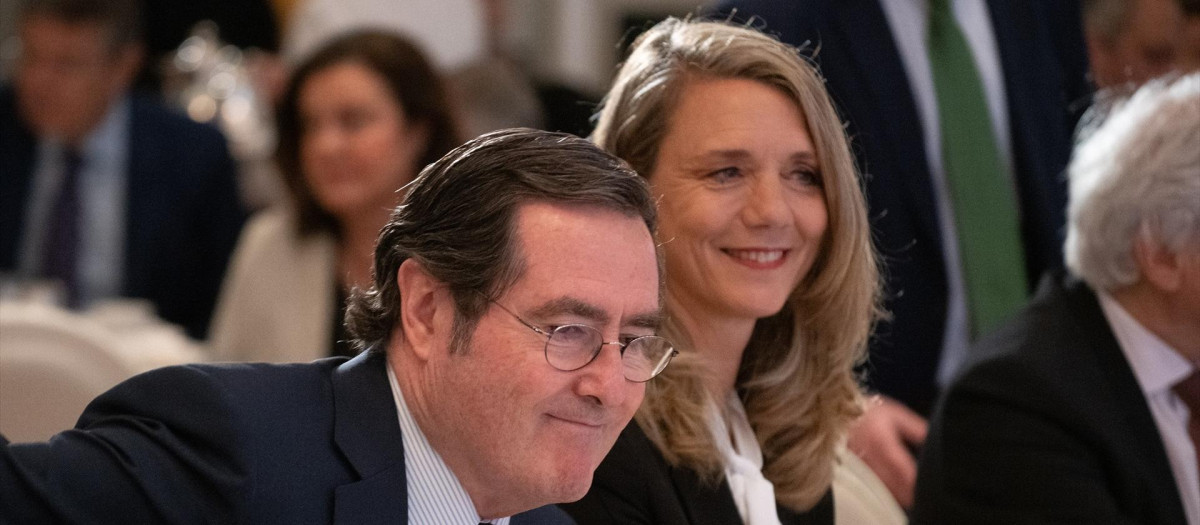La presidenta de CEPYME, Ángela de Miguel, y el presidente de la CEOE, Antonio Garamendi, durante un desayuno informativo de Fórum Europa organizado por Nueva Economía Fórum, a 21 de abril de 2026, en Madrid (España).

Fernando Sánchez / Europa Press
21/4/2026