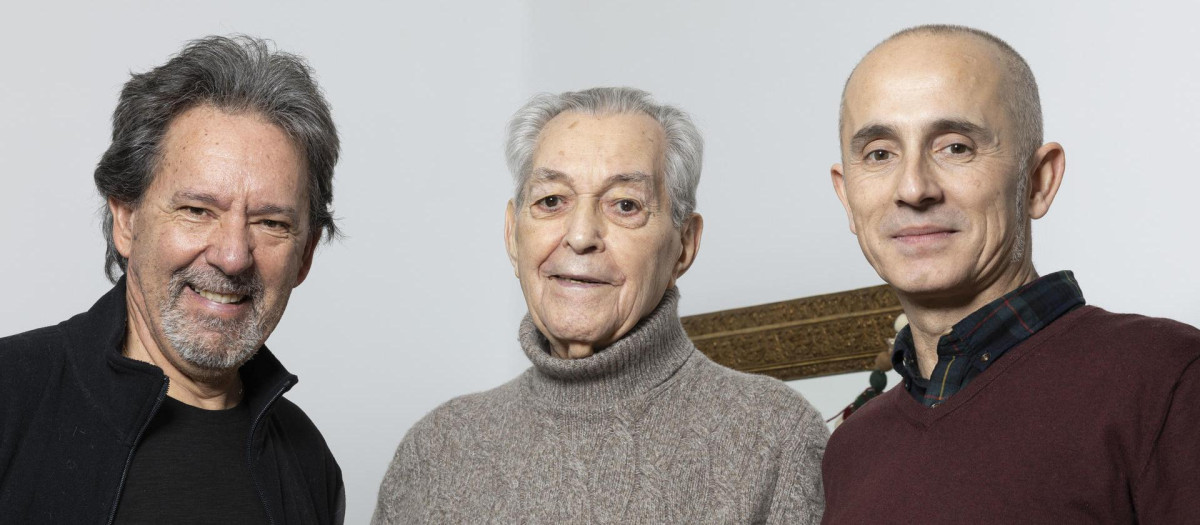 Pedro del Rey, en el centro, acompañado de los profesores Luis Esquinas Chanes (i) y Manuel López Villegas (d) y